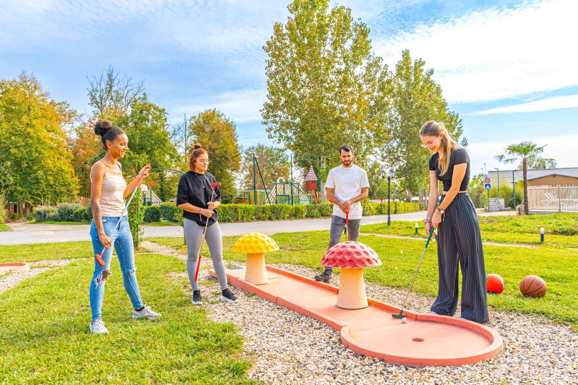 Camping Le Parc De Paris Villevaudé Esterno foto